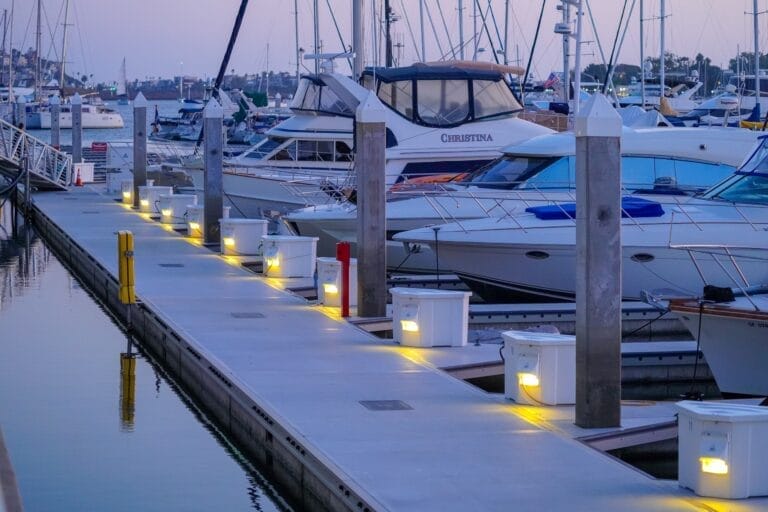 Marina del Rey dock technology - Modern docks and boats at Marina del Rey with advanced dock technology, showcasing a 21st-ce